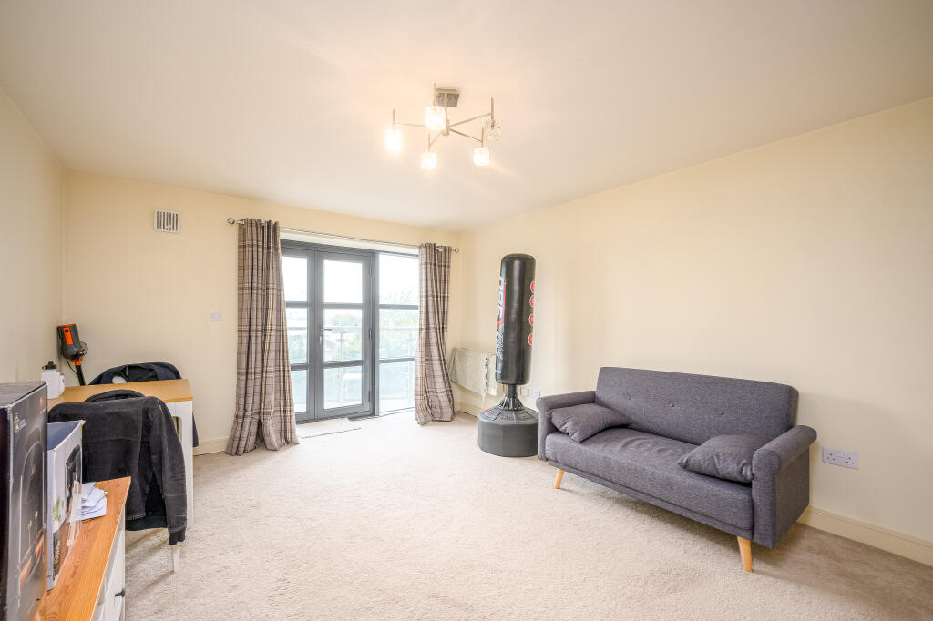 Apartment in West Bromwich, Stone Cross - View 4
