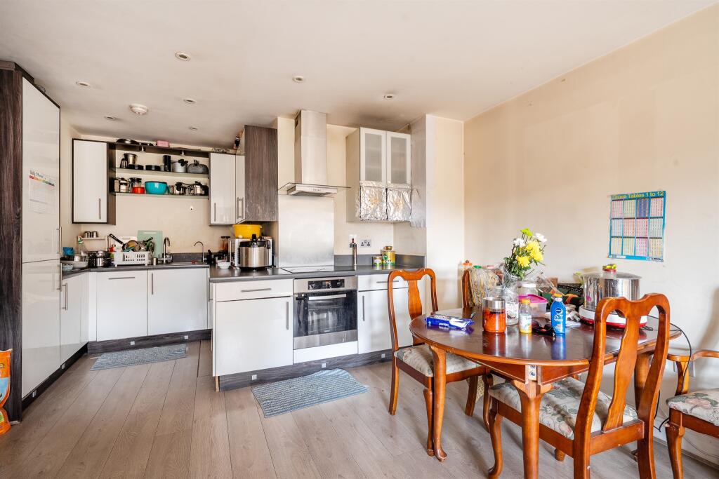 Apartment in Slough - View 5