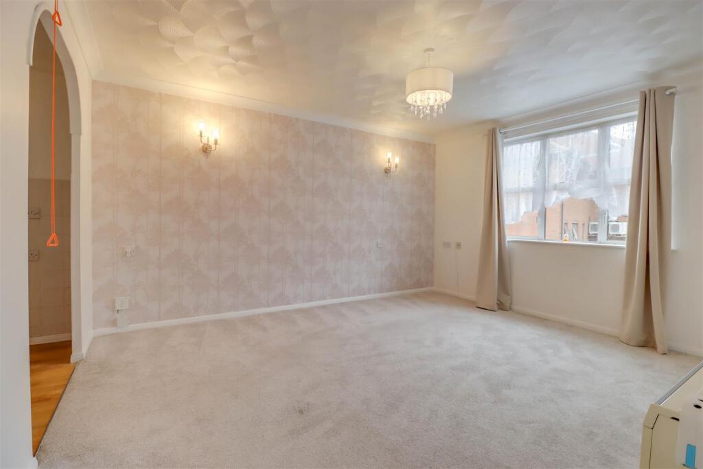 Apartment in Southend-on-Sea - More