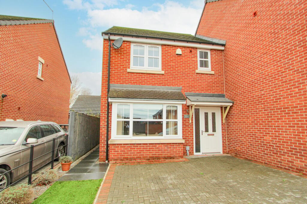 3-bed semi-detached on Blakewood Drive, Blaxton, Doncaster, DN9, £245,000