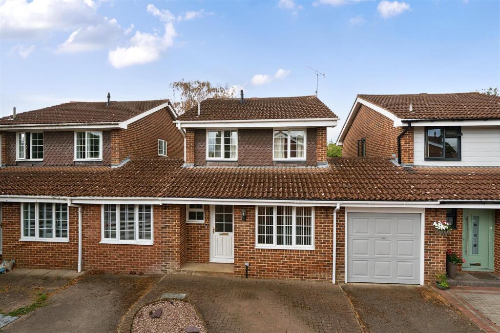 3-bed detached on Woosehill Lane, Wokingham, Berkshire RG41 2TR, £500,000