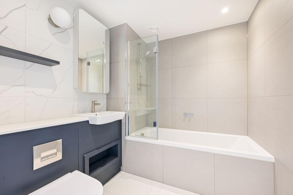 Apartment in London, Custom House, Canning Town - More