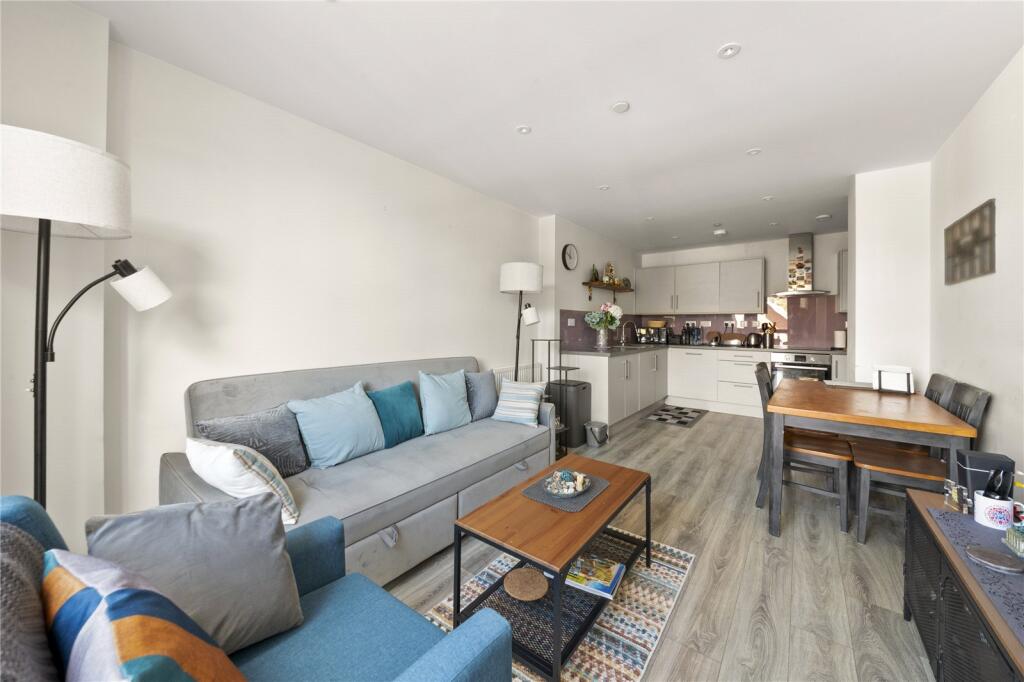Apartment in Southall - View 3