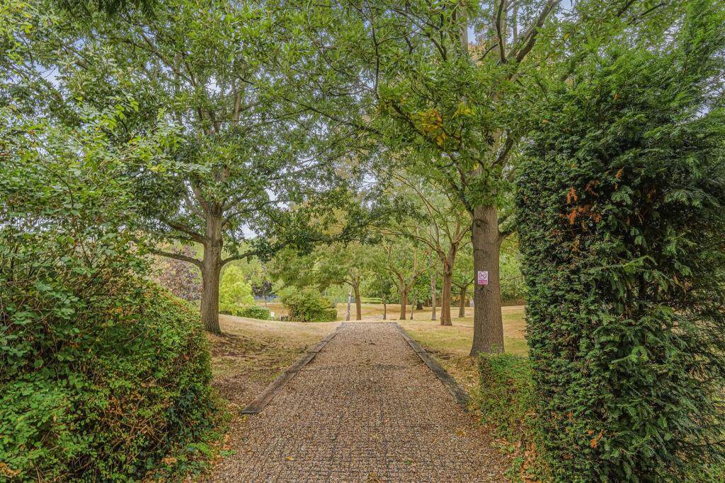Apartment in Epping Forest, Buckhurst Hill - View 3