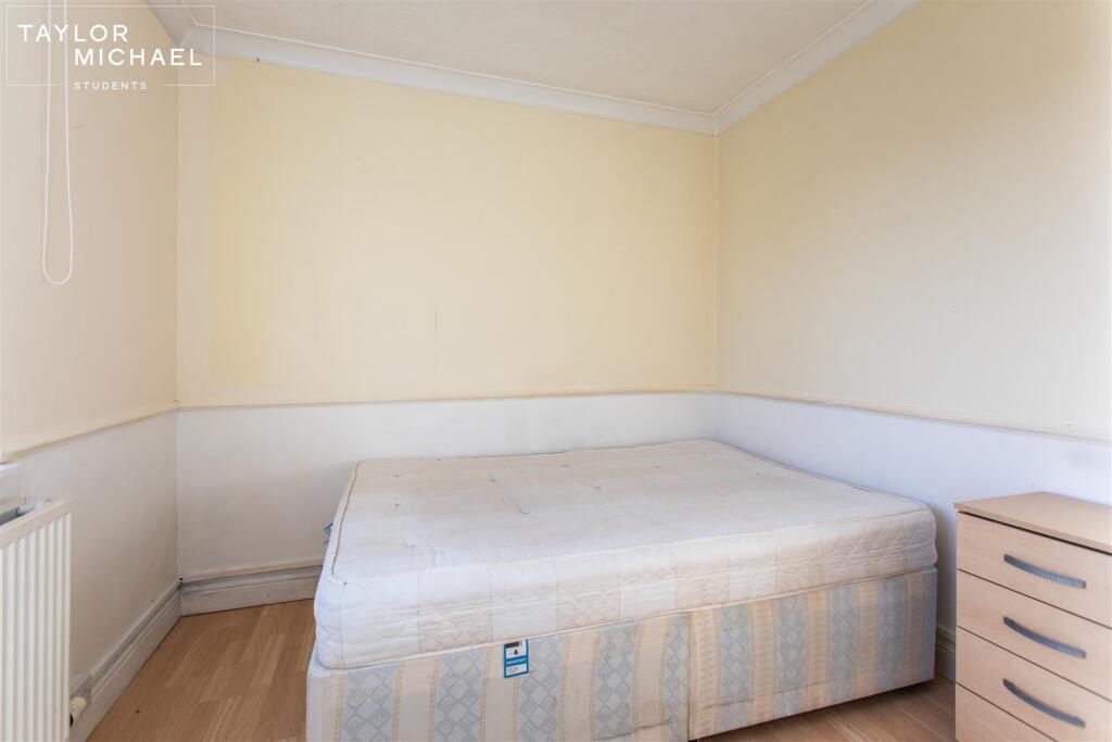 6 bedroom terraced house for rent
