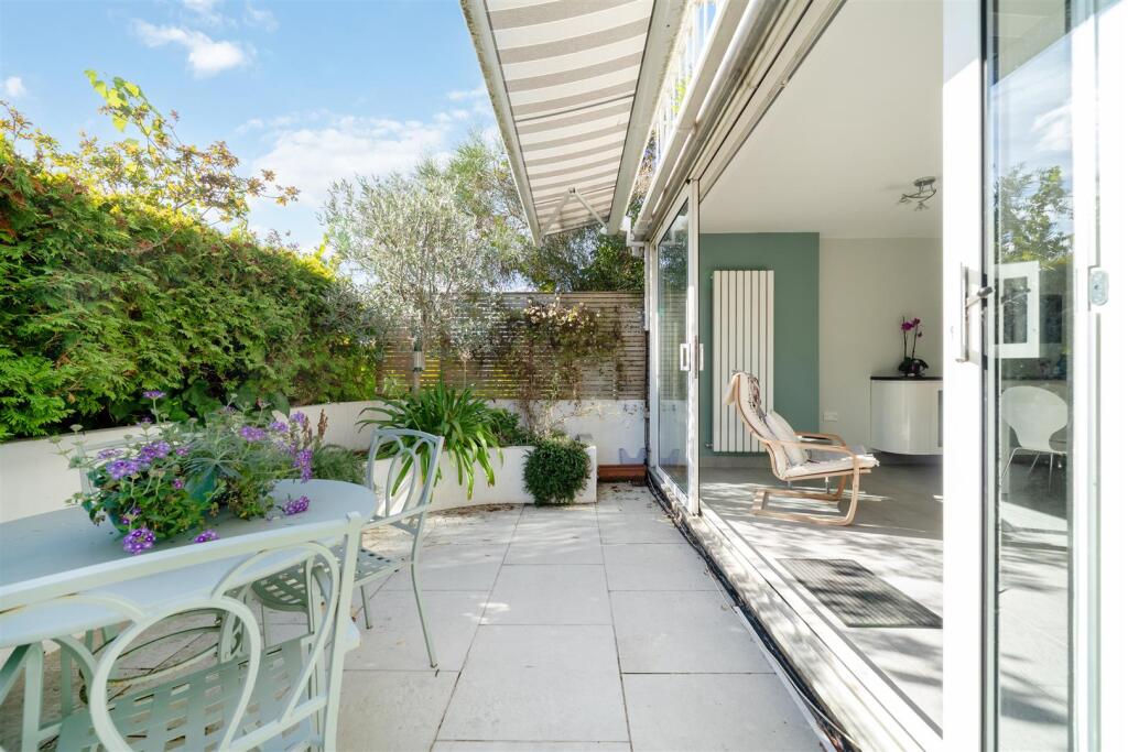House in London, Cottenham Park, Raynes Park - More