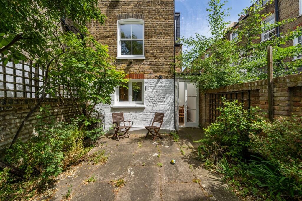 4 bedroom end of terrace house for rent