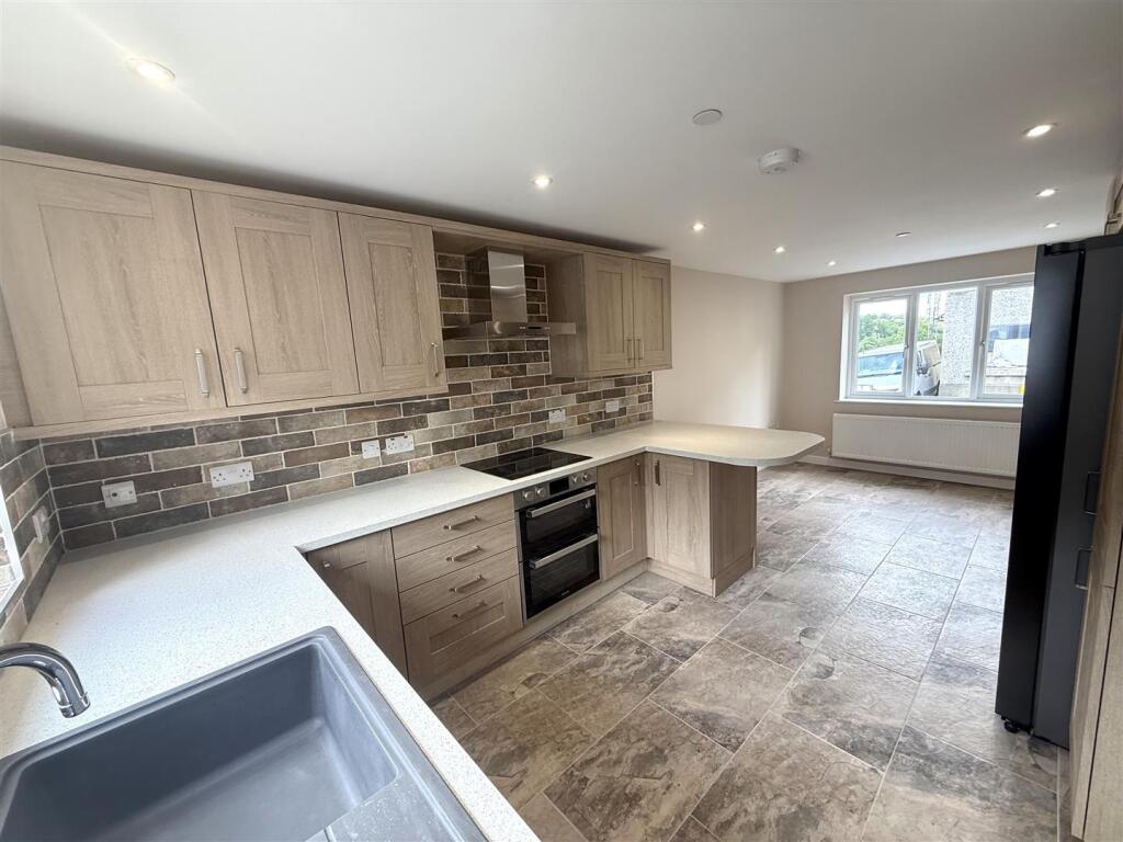 House in Llanybydder - View 4
