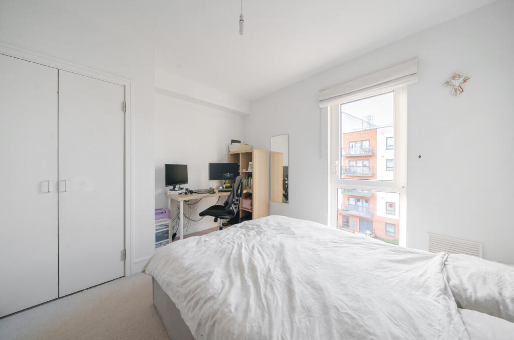 Apartment in Crawley, West Sussex - More
