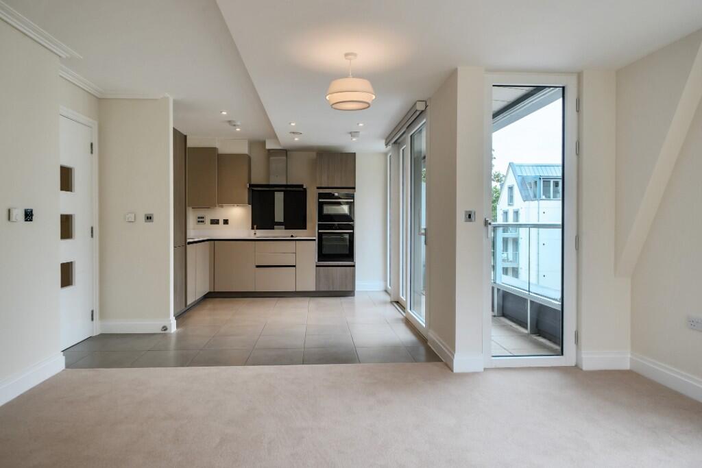 38 Pembroke Court, Marshall Walk, TW20 0LL photo 3
