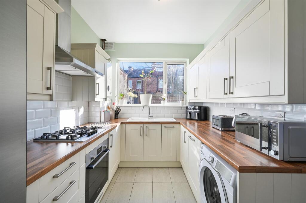 Liberty Avenue, Colliers Wood photo 3