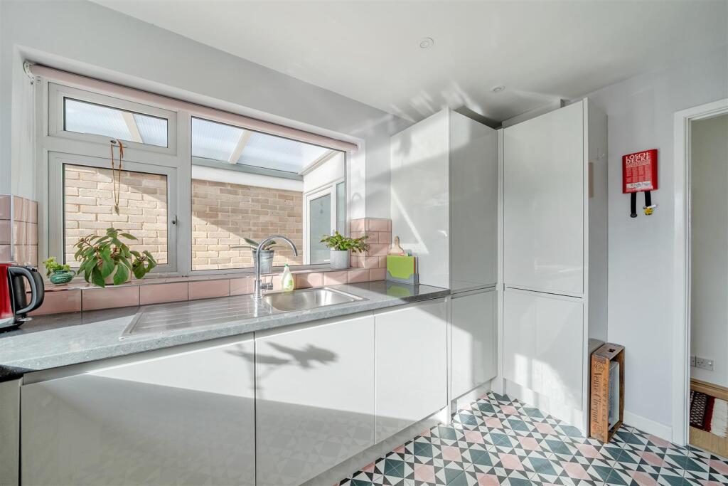 43, Manor Fields, Bridport photo 3