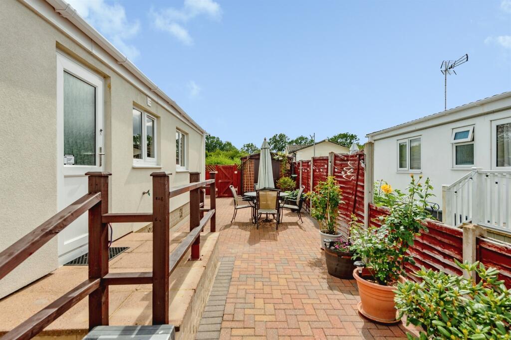 House in Tandridge, Burstow - More