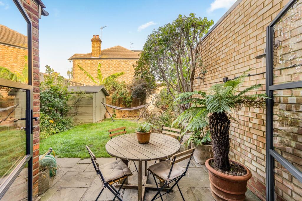 House in London, Mortlake - More