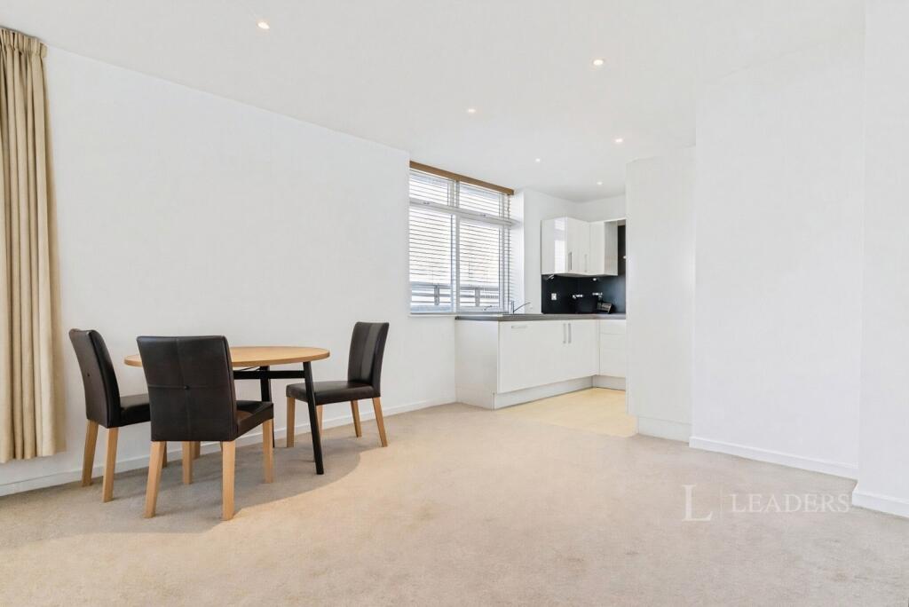Apartment in Cambridge, Petersfield - View 5