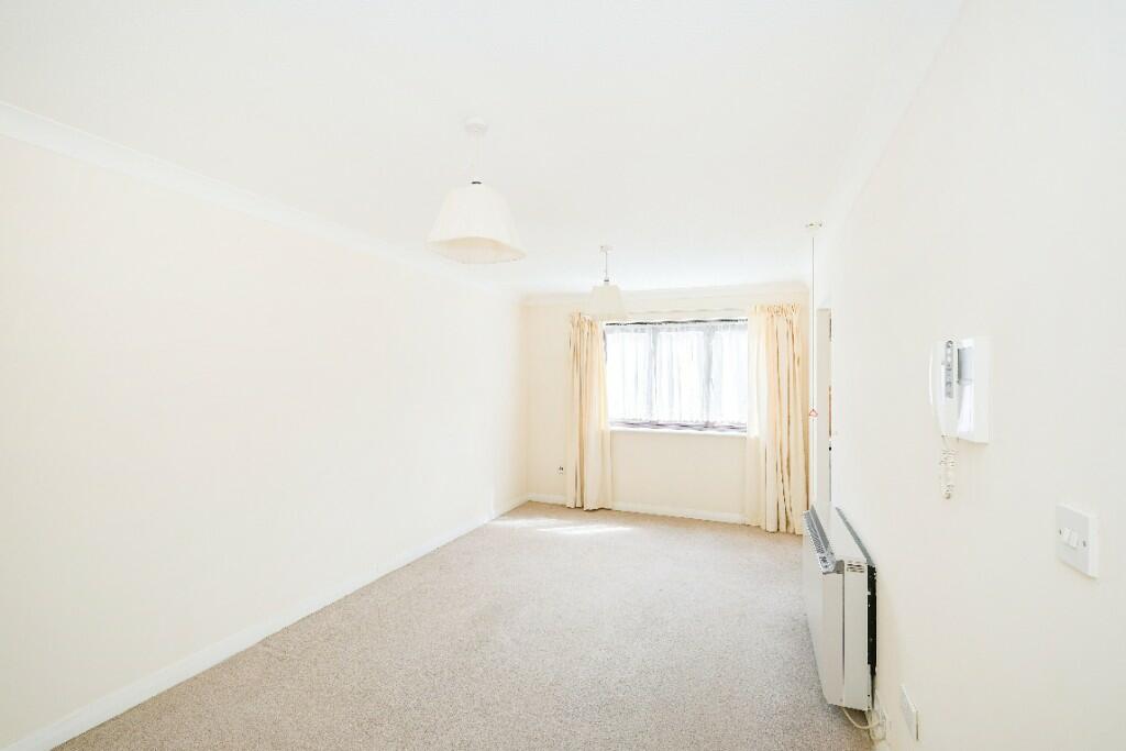 Apartment in Ilford, Clayhall - More