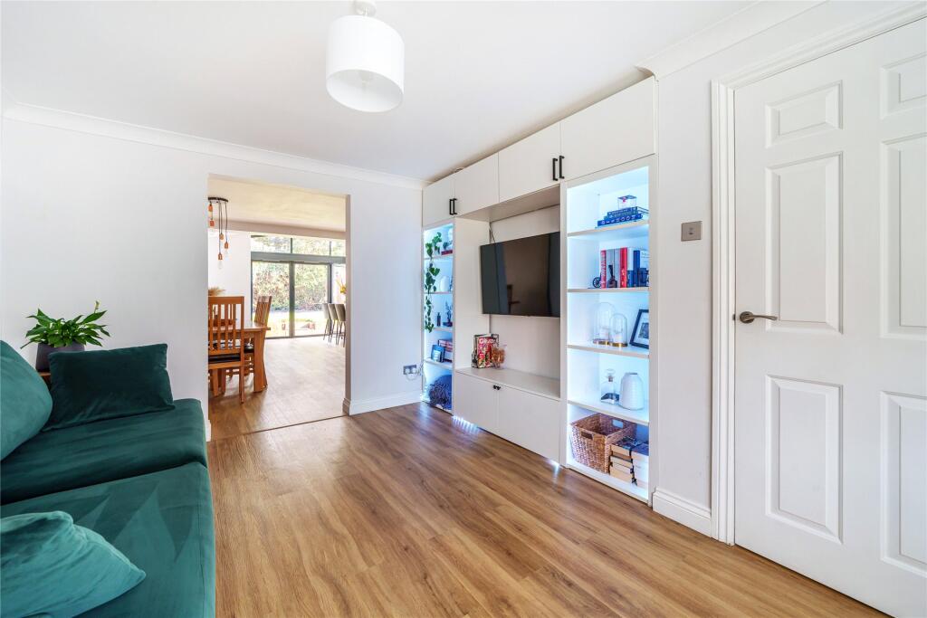 Leary Crescent, Newport Pagnell, Buckinghamshire, MK16 photo 4