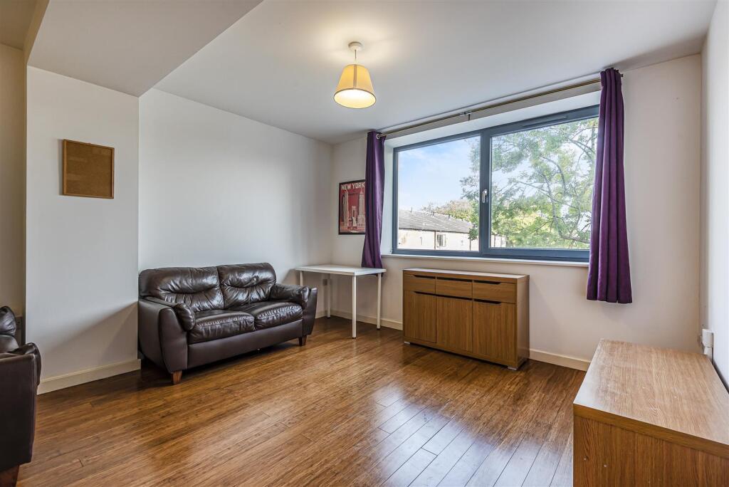 Apartment in Leeds, Beeston Hill, Holbeck - View 5