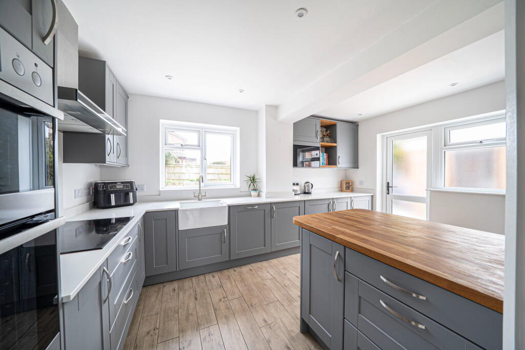 House in Basingstoke and Deane, Oakley - View 2