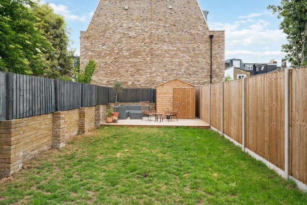 House in London, The Apostles, Raynes Park - View 3