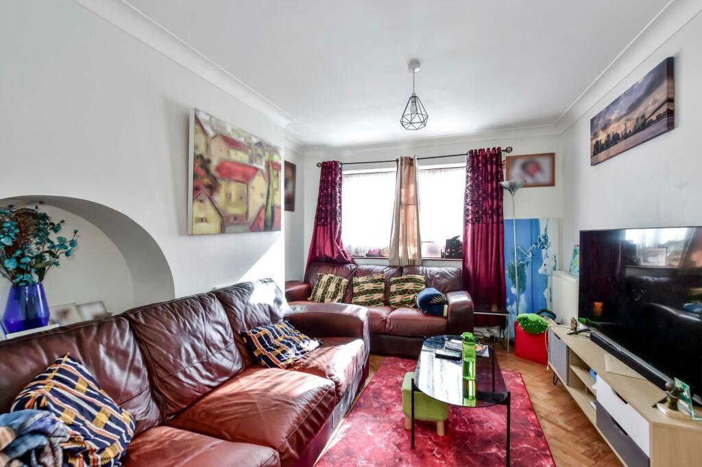 Orchard Avenue, Watford, WD25 photo 2