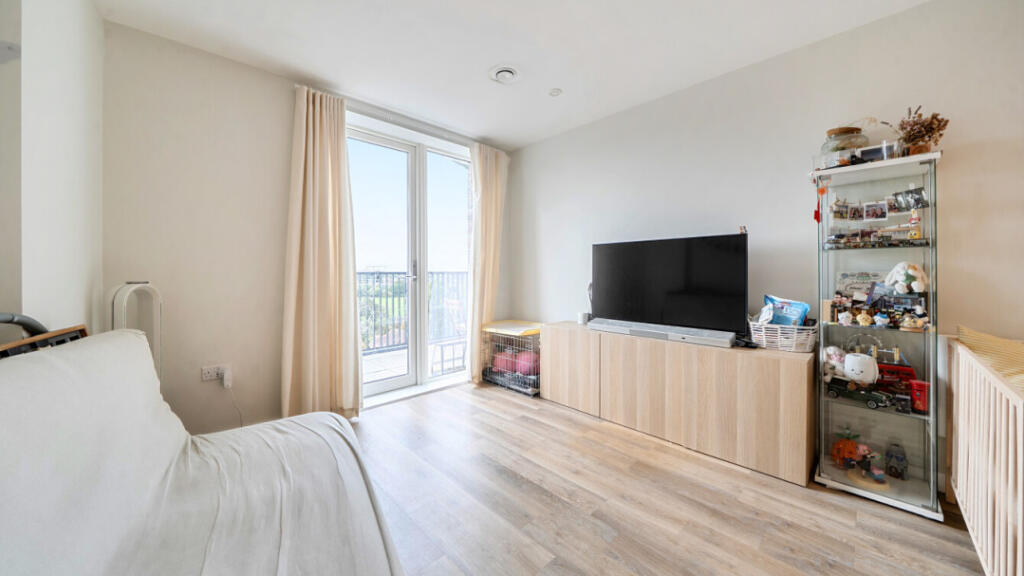 Perivale, Greenford, UB6 8GF photo 2