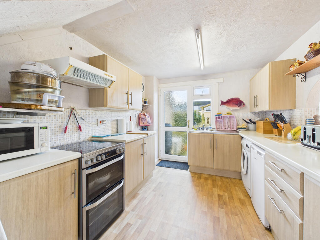 38, Carey Park, Killigarth, Looe, Cornwall photo 2