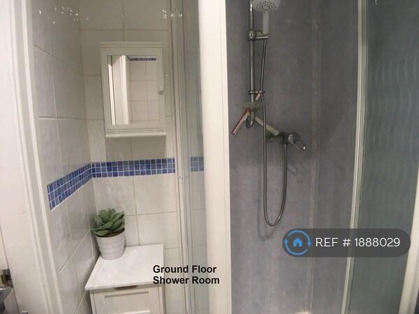 6 bedroom terraced house for rent