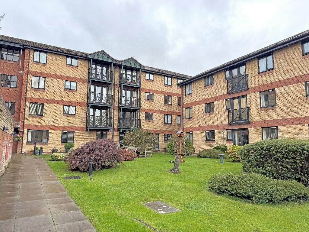 2-bed house on Tongdean Lane -  BN1, £195,000
