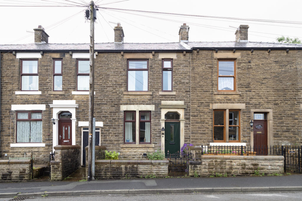 Sunlaws Street, Glossop, Derbyshire photo 2