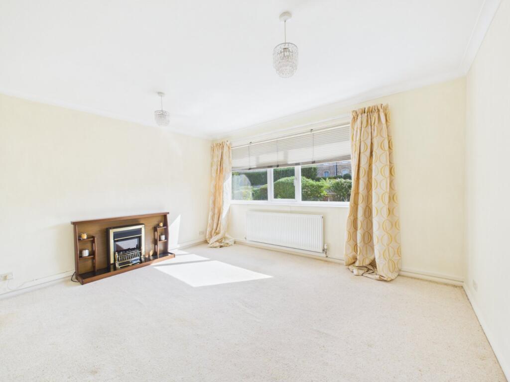 Apartment in Gloucester, Gloucestershire - View 2