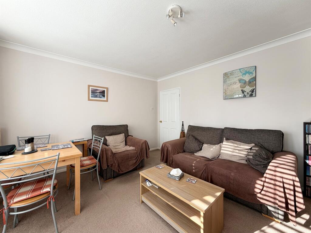 Farmlands Close, POLEGATE photo 4