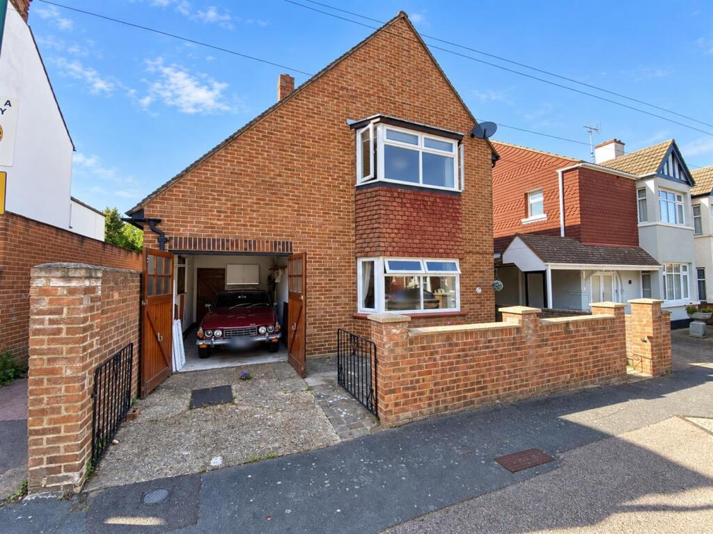 Main image of property: 42, Cleave Road, Gillingham, Medway, ME7 4AX