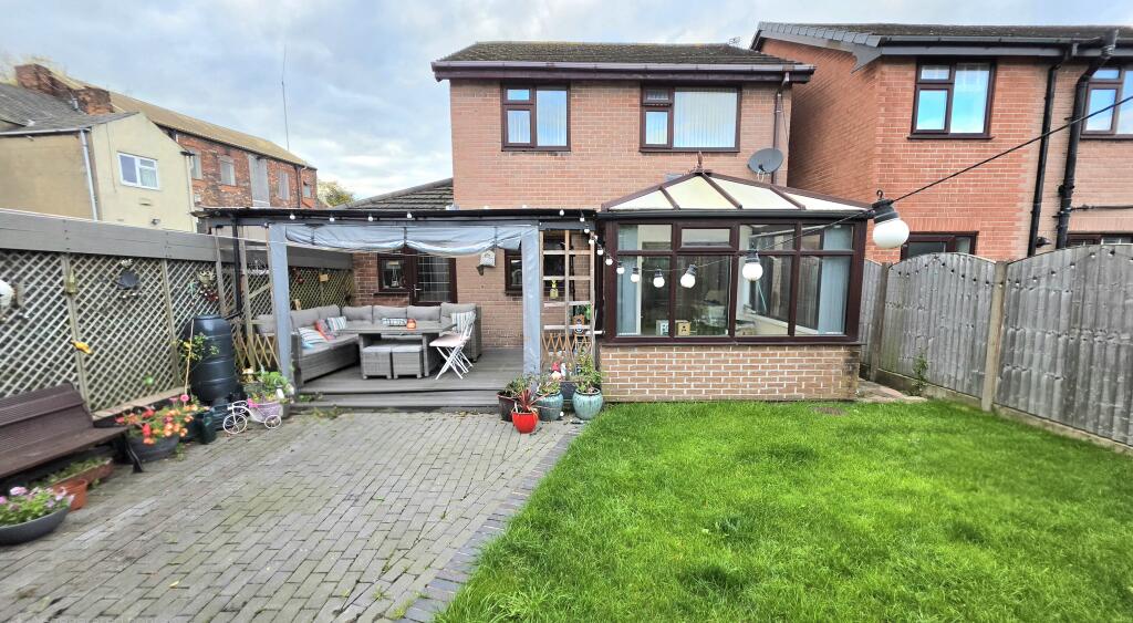 Redwood Drive, Audenshaw photo 3