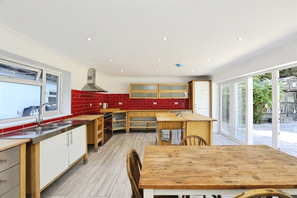 House in East Grinstead, Felbridge - View 5