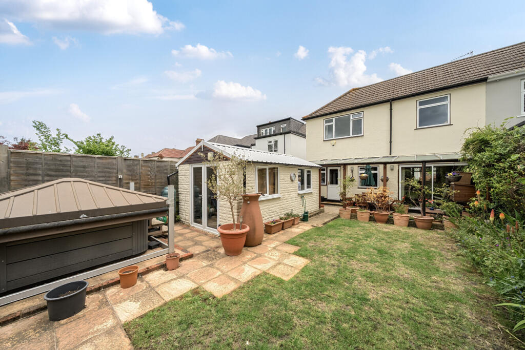 House in London, Coney Hall - View 5