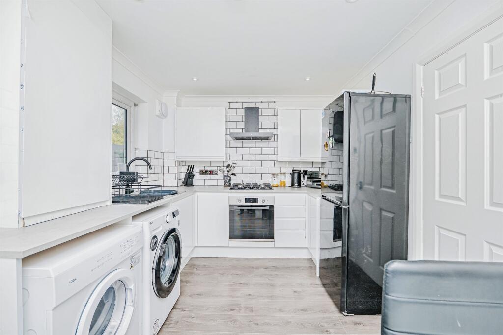 St. Thomas Close, Brackla, Bridgend photo 4