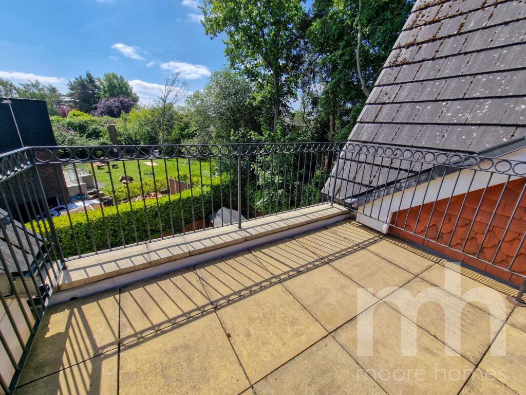 PENTHOUSE APARTMENT, ACK LANE WEST, Cheadle Hulme SK8 7EL photo 2