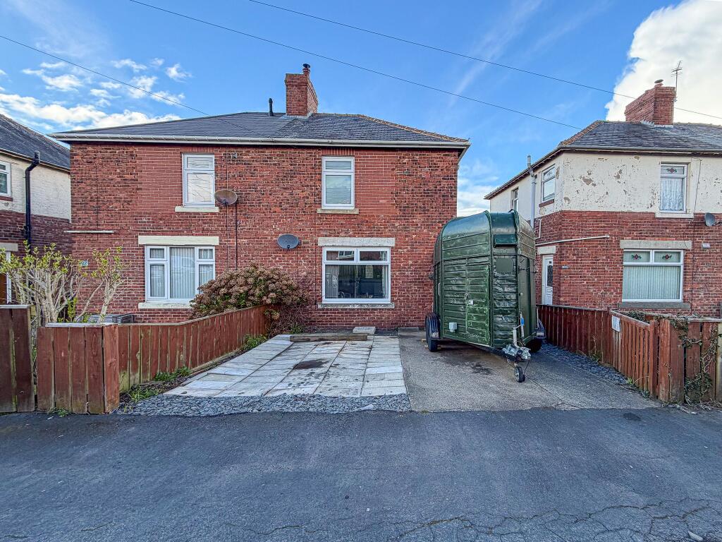 3-bed semi-detached on Cedar Crescent, Burnopfield, Newcastle upon Tyne, £140,000