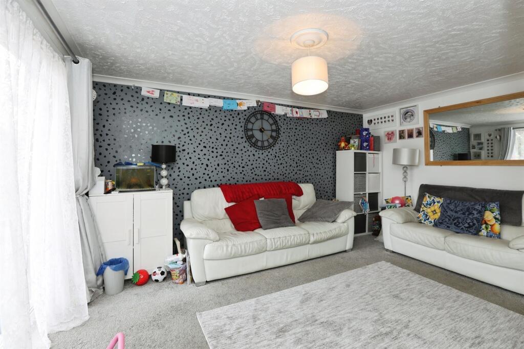 Apartment in East Grinstead, North End - View 2