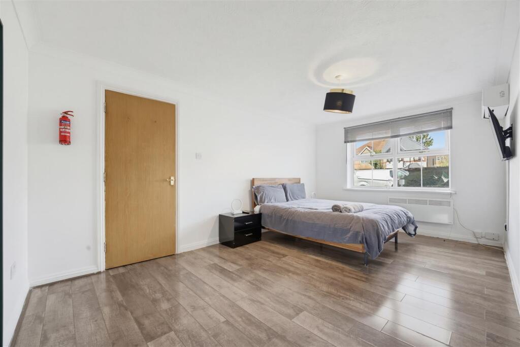 Apartment in London, Heston - View 5