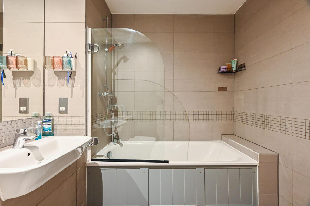 Apartment in London, Custom House, Canning Town - More