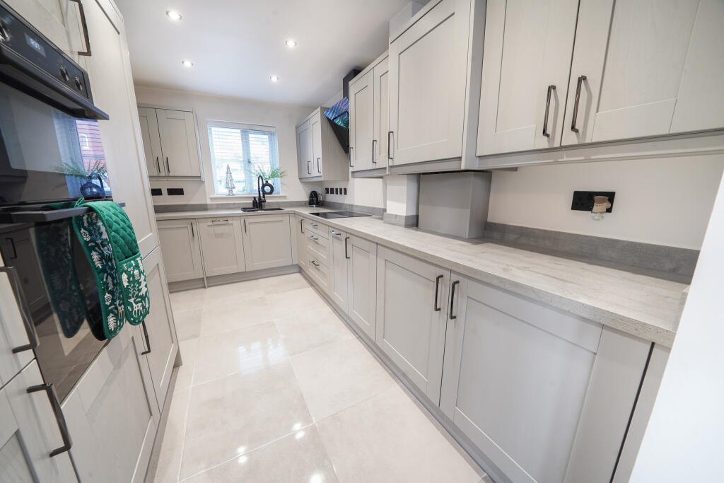 House in Pontardawe, Neath Port Talbot - More