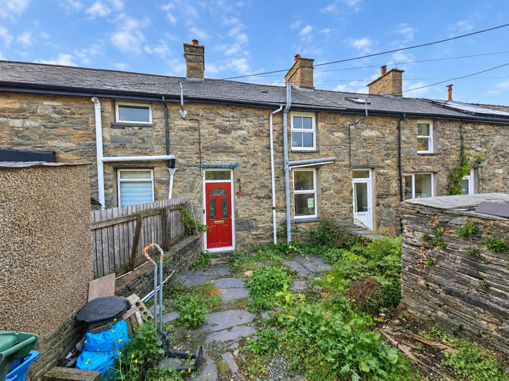 2-bed house on West End, Tanygrisiau, Blaenau Ffestiniog, £65,000