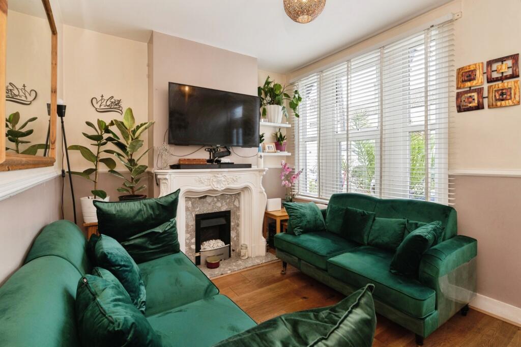House in Romford - More