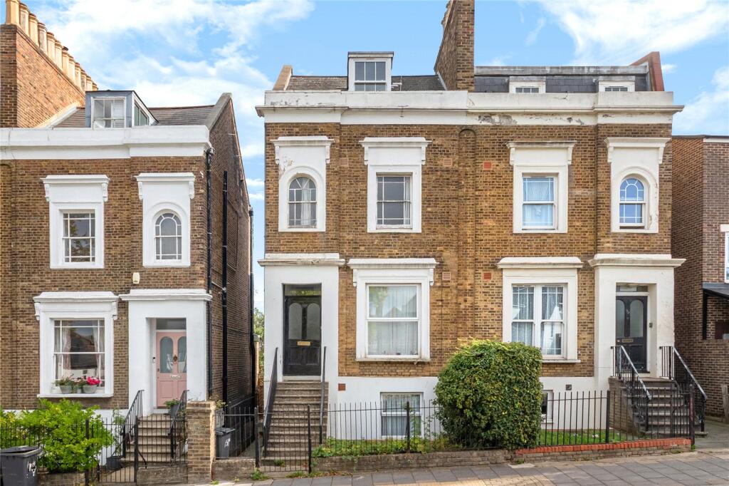 2-bed apartment on Knights Hill, West Norwood, SE27, £325,000
