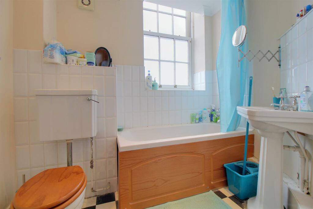 Apartment in Gloucester - More