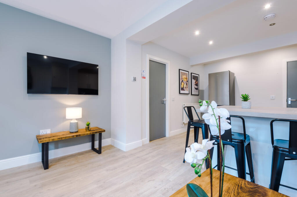 10 Holcombe Road, Manchester, M14 - View 4