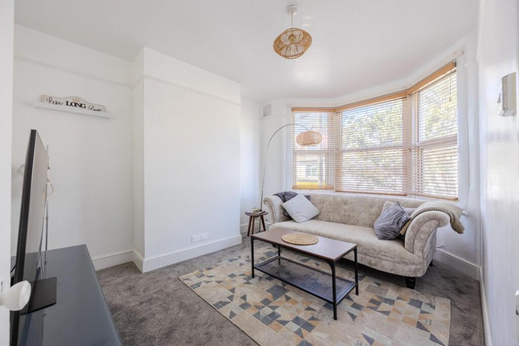 Apartment in Southend-on-Sea - View 5