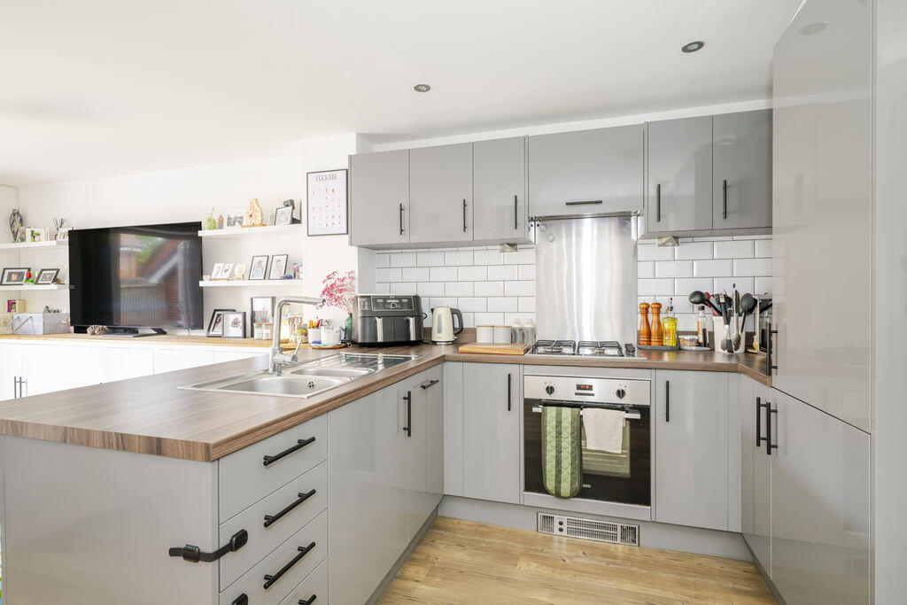Wheatsheaf Avenue, Ridgewood, Uckfield photo 3